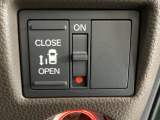 左側電動スライドドアは運転席からでも操作ができるように、ハンドル付近に開閉の操作スイッチが付いています。
