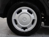 ホイールカバーは車のデザインにマッチした専用タイプです。