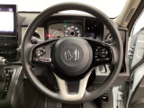 ハンドルにHondaセンシング系のクルーズコントロールやレーンキープアシストなどのスイッチと、オーディオの操作スイッチが装備されています。ハンドルから手を離さず安全に操作できます。