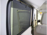 後部座席にはサンシェードが付いており、小さなお子様にも優しい車です。
