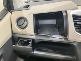 上下に収納があるので、常備しておきたい小物など分けて収納でき、車内をきれいに保てます!