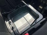 助手席側の座席下には車検証などの小物を入れて頂けるスペースを設置。さらに取っ手が付いているので、そのまま取り出して使う事も可能です。