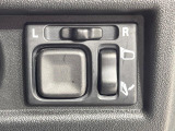 【電動格納ミラー】サイドミラーは電動格納式となっており、狭い駐車場でもキズがつくリスクを抑えられます。
