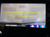 バックカメラの画像です。ガイドラインがスムースな車庫入れをサポートいたします。車庫入れの安心感がアップしますね。