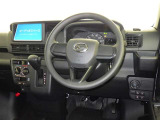 運転席まわりです。 各操作スイッチは使いやすい位置に配置されてます。