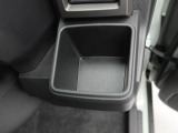 カップホルダーは運転席や助手席からちょうど手の届く位置です!!