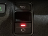 セレクトレバーの右に電子制御パーキングブレーキがあります。スイッチひとつで、停車した地点の傾斜などをシステムが検知・判断してブレーキ力を自動的に最適制御し、しっかり停車できるパーキングシステムです。