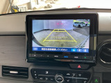 【バックカメラ】運転が苦手な方も車庫入れラクラクです!ギアをリバースに入れれば自動的に切り換わりますので、面倒な操作は不要です♪狭い駐車場もお車を傷つけず安心ですね!