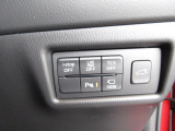 こちらのお車には先進安全装備が多数搭載されています。衝突被害を回避あるいは軽減するためのブレーキや、後方死角からの接近警報、車線逸脱を防止する警報装置など、詳しくはスタッフまでお尋ねください。