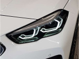 【LEDヘッドライト】先進のLEDテクノロジーを採用。放射される白色光の周波特性は太陽光に近く、バイキセノン・ヘッドライトを上回るコントラストで更に明るく輝きます!