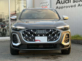 シングルフレームグリルはAudiの象徴的なデザイン要素であり、一目でAudiとわかるスタイル、大きくて迫力のある形状が車のスポーティな印象を強調しており、魅力的なデザインとなっています。