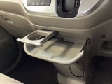 運転席からも助手席からも自在に使えるドリンクホルダー付のトレイ。