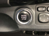 エンジンスタートスイッチです。キーが車内にあれば、エンジンの始動や停止はスイッチを押すだけ!キーを取り出す手間を省き、ワンプッシュで操作できるので簡単でスムーズです。