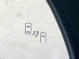【ブラインドスポットモニター】走行中、ドアミラーの死角になりやすい箇所に後続車が接近するとサイドミラーのレンズに警告を表示!ドライバーに注意喚起をしてくれます。