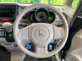 インテリアに合わせたデザインのステアリングは、運転される方のことも考え、運転しやすい形状、大きさです。是非一度、実際に触ってお確かめください。