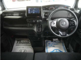 運転にかかわる様々な操作を安全に行えるように視点移動が少なく、操作性に配慮されたスイッチ類が凝縮されたコクピットです。