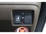【左電動スライドドア】力を入れずにラクラクドア開閉♪左側電動スライドドア装備車両◎右側スライドドアは手動開閉です。狭い駐車場での乗り降りもラクラク♪挟み込み防止機構装備でお子様の乗り降りも安心◎