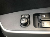 電動格納式ドアミラー付き。 狭い駐車場へ停めた時に、ボタン1つで左右のミラーをたたむ事ができます。
