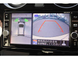 アラウンドビューモニター、まるで上空から見下ろししているかの映像がナビ画面で確認でき、安心して駐車をサポートすることができます。
