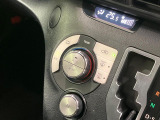 【オートエアコン】一度お好みの温度に設定すれば、車内の温度を検知し風量や温度を自動で調整。暑い&hellip;寒い&hellip;と何度もスイッチ操作をする必要はありません。快適な車内空間には必須の機能ですね♪