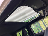 【ガラスルーフ】ガラスルーフ搭載で車内の解放感が一気にアップ!開放的なドライブをお楽しみいただけます。
