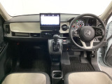 車内は光触媒抗菌消臭施工済です。インパネ周りはスタイリッシュなデザインです。グローブボックスやカップホルダーのほかにトレーなどたくさんの収納スペースが付いています。