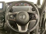 ハンドルにHondaセンシング系のクルーズコントロールやレーンキープアシストなどのスイッチと、オーディオの操作スイッチが装備されています。ハンドルから手を離さず安全に操作できます。