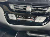 【オートエアコン】「AUTO」スイッチを押すだけで、冷暖房の切り替えや風量、吹き出し口の調整などを自動で行います。