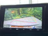 【バックカメラ】駐車時に後方がリアルタイム映像で確認できます。大型商業施設や立体駐車場での駐車時や、夜間のバック時に大活躍!運転スキルに関わらず、今や必須となった装備のひとつです!