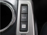 低燃費とパワーをバランスをさせた「通常走行モード」、エンジンを停止して走る「EVモード」、燃費をより向上させる「ECOドライブモード」、パワフルな走行が愉しめる「パワーモード」が装備されています。