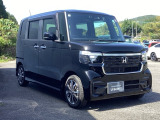狭い駐車場でも、スライドドアならチャイルドシートへのお子さまの乗降や荷物の積載もスムーズ。とても便利な【両側電動スライドドア】ドアハンドを少し引くだけでリアドアが自動開閉します。