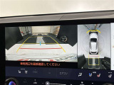 こちらのバックカメラは画面にラインが表示されておりますので、バック時のクルマの進行方向の目安になります。より高いレベルで車庫入れをサポートする、便利な機能ですね。