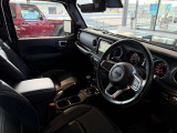 ステアリングを握ればJeepワールドが目の前に広がります。
