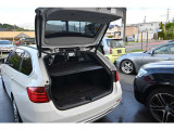 電動リモコンパワーゲートも問題なく作動しています。ほかにはガラス部分だけが開閉し小さな荷物の出し入れも簡単。