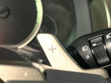 【パドルシフト】ハンドルから手を離さずに素早くシフトアップ&ダウンができるので、エンジンブレーキを使う下り坂や高速道路の合流で加速したい場面で役立ちます。
