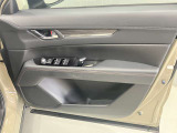 窓の開閉もスイッチひとつで簡単!駐車券を取るときもラクラク★