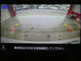 ギアを『R』に入れた後、カメラボタンを2回押すと、ナビ画面に後方の映像を映してくれるので、駐車がし易くなります。