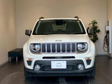 【フロントグリル】7スロットルグリルはJeep伝統の証です。SUVのみにこだわり続けている伝統あるJeep車へお乗り頂いてみてはいかがですか?