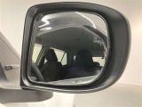 ブラインドスポットモニター(BSM)を装備しています。隣を走る車両が死角に入るとミラー内LEDインジケーターが点灯。さらに、ウィンカーを出すとインジケーターが光って点滅して注意を促してくれます。