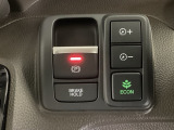 セレクトレバーの右に電子制御パーキングブレーキがあります。スイッチひとつで、停車した地点の傾斜などをシステムが検知・判断してブレーキ力を自動的に最適制御し、しっかり停車できるパーキングシステムです。