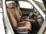 フロント広々、セパレートシートの運転席は、ハイトアジャスターが付いているので、快適にドライブができます。ハンドルはテレスコピック機能で、ハンドル位置を上・下・手前・奥に調節できます。