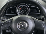 【ステアリングスイッチ】ステアリングスイッチは運転姿勢や視線を崩さずに操作が可能です。左側にはオーディオ類があります。
