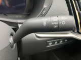 走行中の車が周囲の明るさを検知して、自動的にヘッドライトを点灯/消灯してくれます。