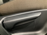 運転席にはドライバーの体型や好みに応じて前後方向だけでなく、高さの調整ができるシートリフターを装備!