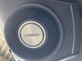 【ALPINEサウンドシステム】スピーカーから良質なサウンドが奏でられ、臨場感あふれる音響空間を演出します。
