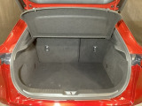 ラゲッジルーム内の凹凸をなくす事でスッキリした広がりを造りだし、荷物がスムーズに出し入れできる気持ちよさ、使い易さを実現!