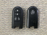 スマートキー2個あります。家族で共有すれば、自宅の駐車場での入替や、旅行先での運転交代など大変便利ですよ。
