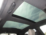 サンルーフ付きです。シェードを開けておくことで車内が明るくなり心地よいドライブを楽しむことが出来る嬉しい装備です!