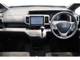 操作性に優れた運転席となります!小物入れや各ボタンの配置にこだわり、使いやすいです!座り心地もよく視認性も良好なのでロングドライブもお任せ下さい!