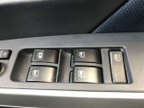 パワーウィンドウのスイッチです。 運転席にいながら助手席や後席の窓を開け閉めできるので、大変便利です。